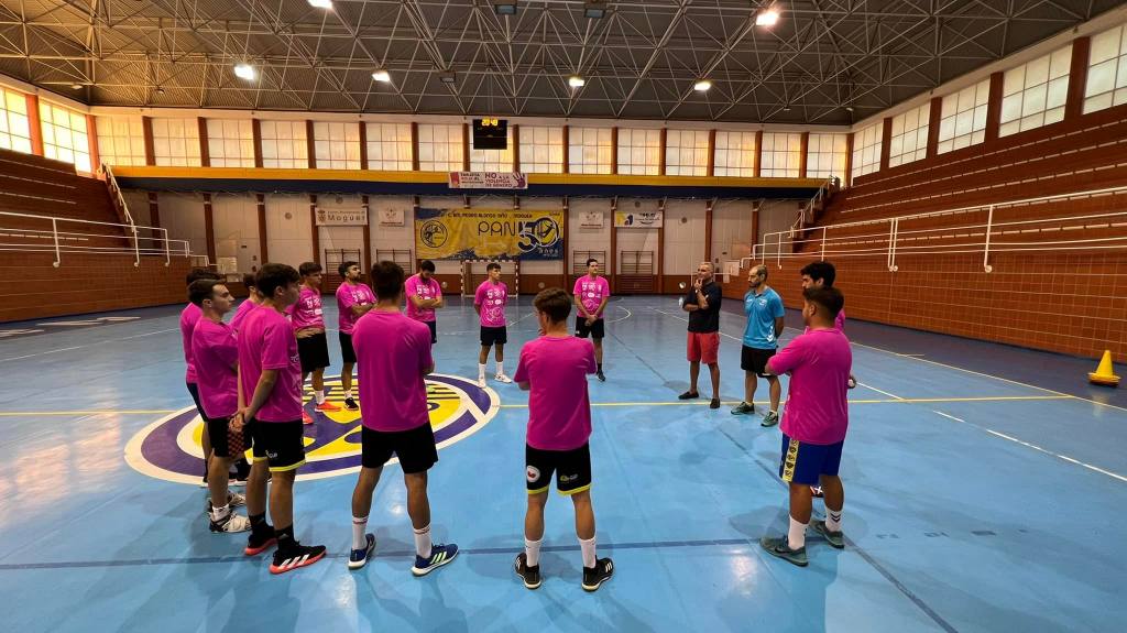 Los equipos senior y juvenil, dirigidos por Javier Ollero y Julio Bermúdez, respectivamente, comienzan sus entrenamientos de pretemporada.